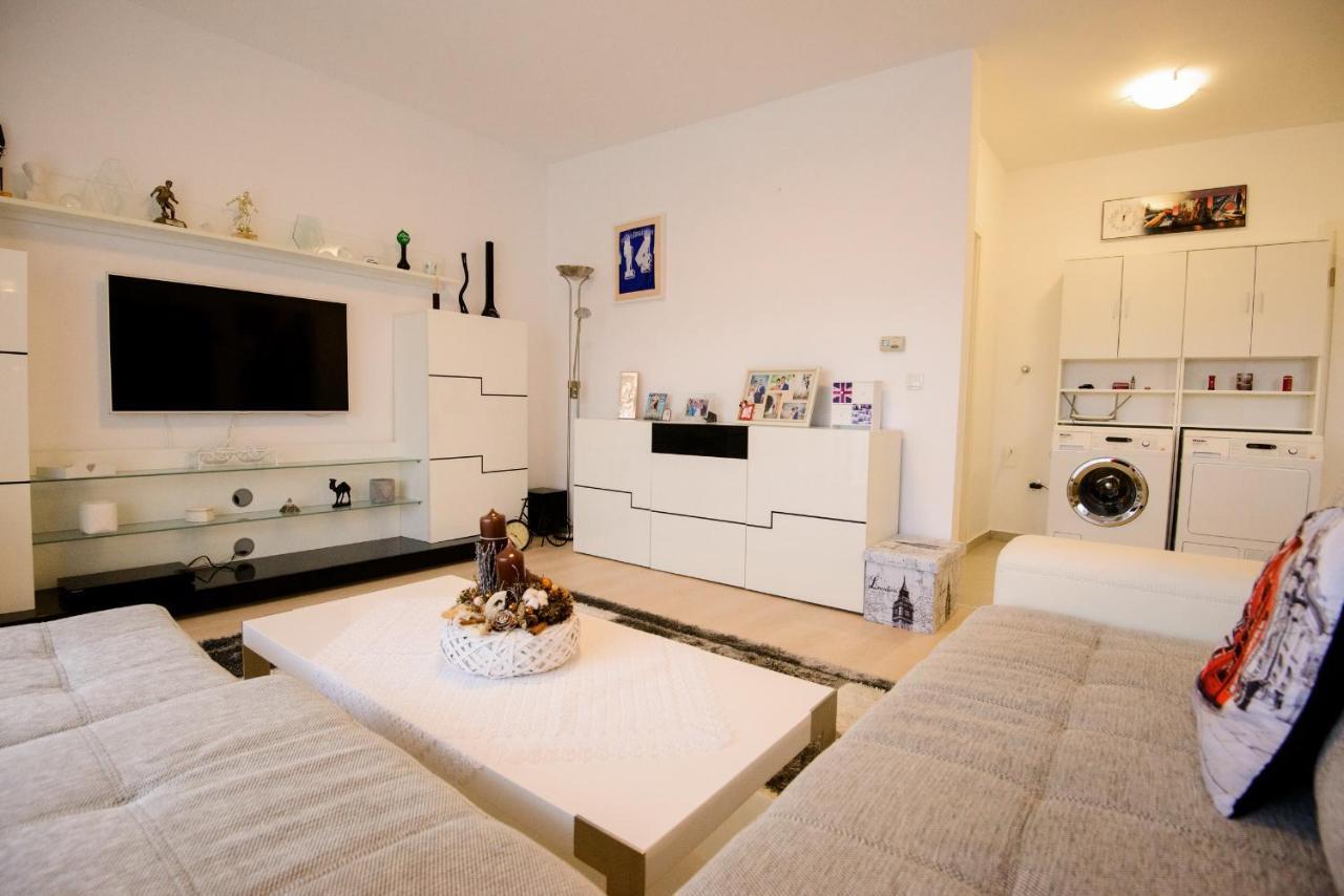 Beatrice Apartment *
